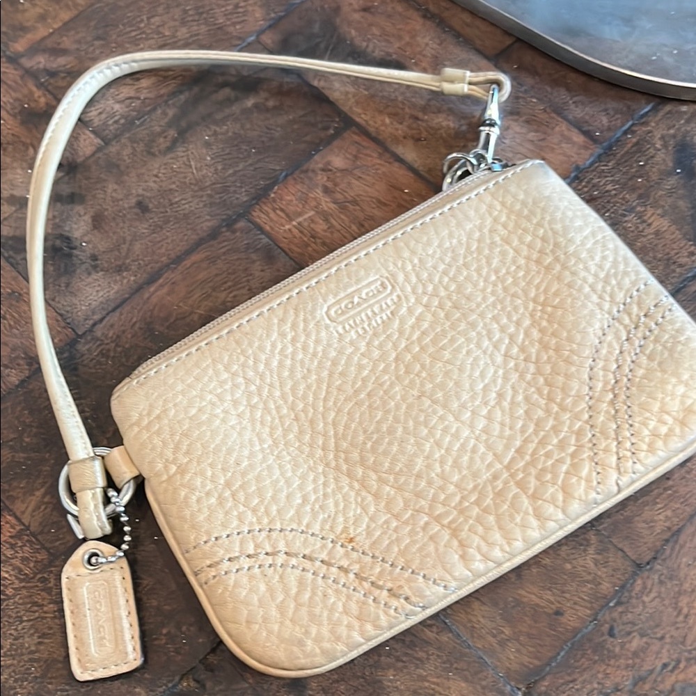 🤎 Coach Cream Pebbled Leather Wristlet
